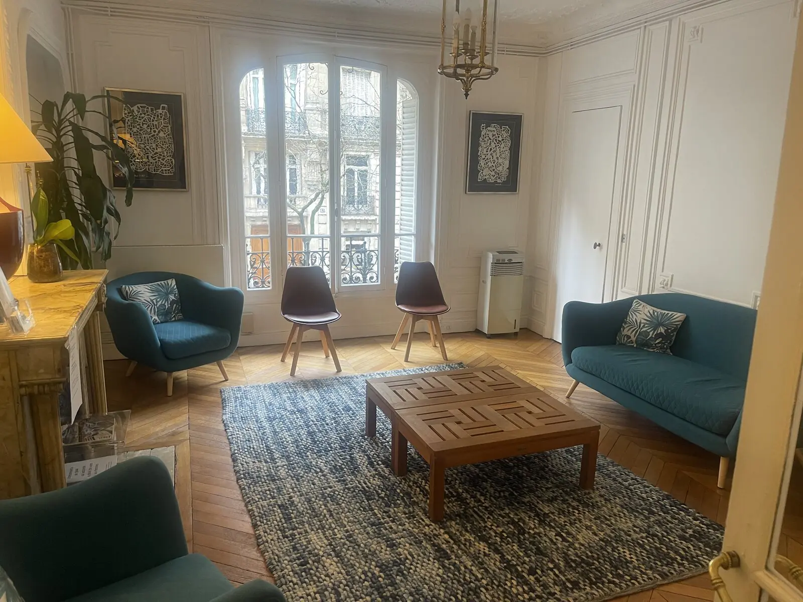 La salle d’attente du cabinet de l’avenue Raymond Poincaré